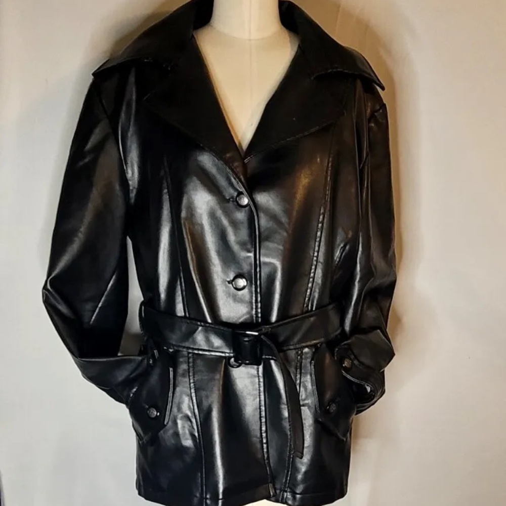 A Collezioni Black Leather Button-Up Belted Jacket Size XLARGE Pockets